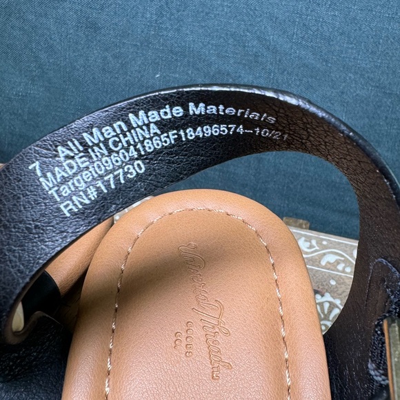 Universal Threads Platform Sandals - Picture 6 of 6